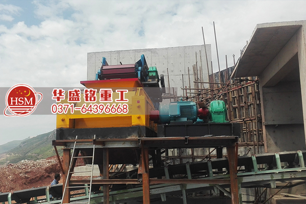 對輥破碎機(jī)現(xiàn)場