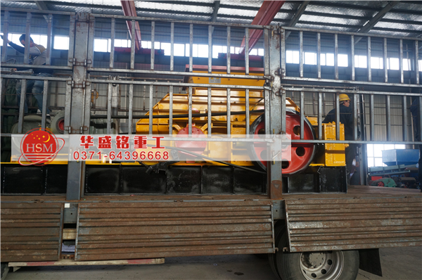 對(duì)輥破碎機(jī)現(xiàn)場(chǎng)圖片