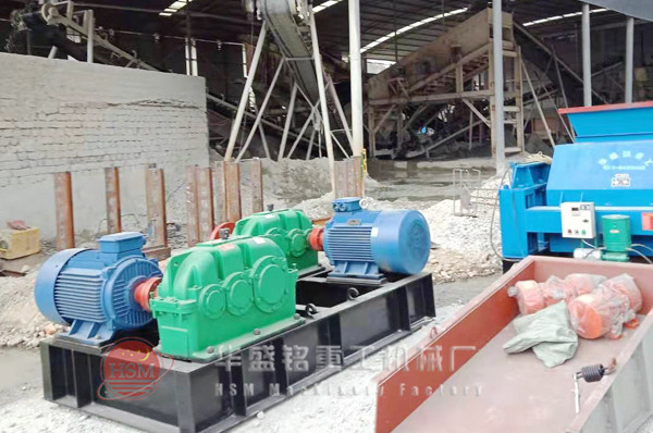 大型液壓對(duì)輥破碎機(jī)河南地區(qū)多少錢一臺(tái)