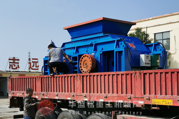 大型對(duì)輥破碎機(jī)圖片